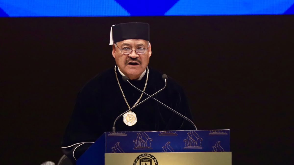 Guzmán López también conmemoró los 55 años de autonomía universitaria de la UANL y señaló que esta condición implica promover el pensamiento crítico, respetar la pluralidad y mantener la colaboración con distintos sectores de la sociedad.
