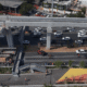 El colapso ocurrió en los carriles exprés de la avenida Constitución, cerca del cruce con Félix U. Gómez, lo que obligó a interrumpir la circulación mientras se revisaba la zona y se organizaba el retiro de los restos de concreto.