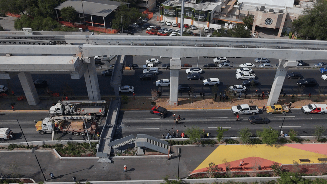 El colapso ocurrió en los carriles exprés de la avenida Constitución, cerca del cruce con Félix U. Gómez, lo que obligó a interrumpir la circulación mientras se revisaba la zona y se organizaba el retiro de los restos de concreto.