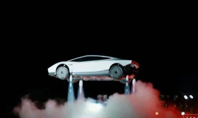 La exhibición también incluyó una prueba de aceleración en la que el Roadster pasó de cero a 96 kilómetros por hora en 0.81 segundos, según la demostración presentada.