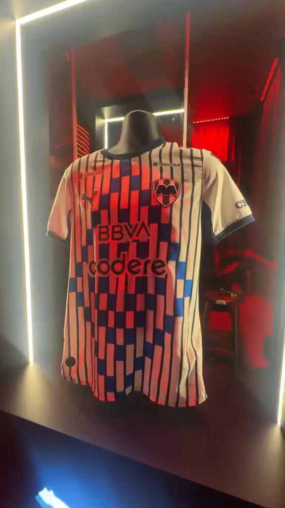 Calderón, diseñador gráfico y seguidor del Monterrey desde hace casi 15 años, explicó que su pasión por el equipo nació a través de su esposa y que el futbol se ha convertido en una forma de compartir momentos con su familia