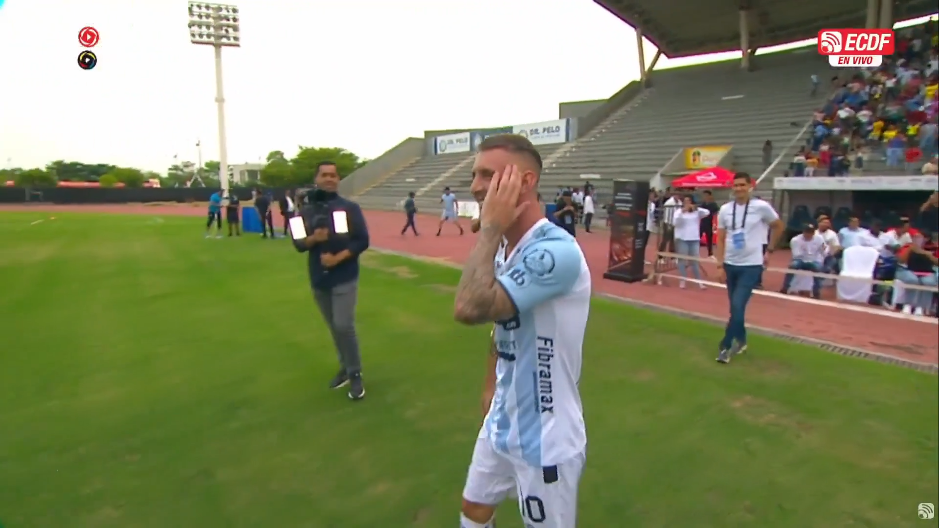 Aunque el incidente ocurrió a principios de año, la grabación volvió a difundirse en plataformas digitales, donde usuarios retomaron la peculiar presentación del futbolista argentino nacionalizado ecuatoriano.
